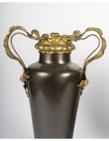 一对镀金青铜花瓶，新艺术时期，约 1900 年。