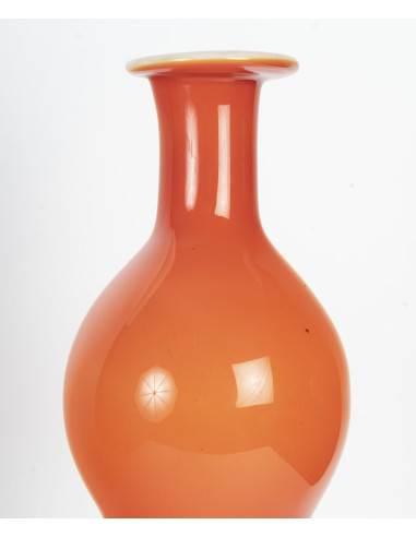 大型橙色玻璃吹制花瓶，20 世纪。