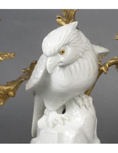 一对镀金青铜烛台，顶端是日本瓷制猎鹰，19 世纪拿破仑三世时期。