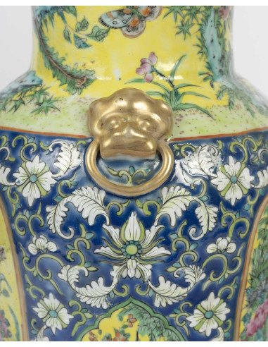 一对中国瓷花瓶，镀金铜座，拿破仑三世时期，19 世纪。