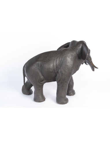 铜锈金属大象，20 世纪。