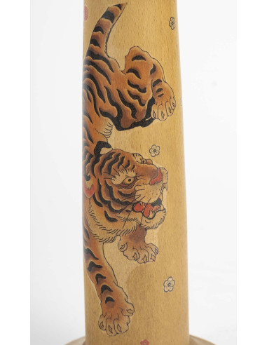 Braço móvel tatuado, século XX.
