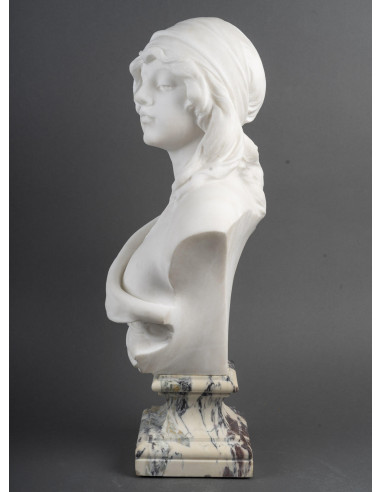 半身像，白色卡拉拉大理石女性雕塑，约 1900 年。
