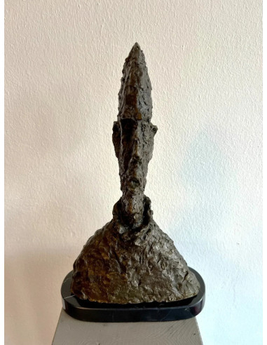Modern bronzen beeld van een liggend...