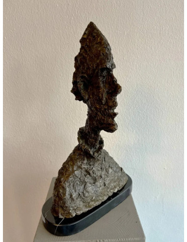 Modern bronzen beeld van een liggend...