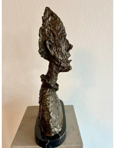 Modern bronzen beeld van een liggend...