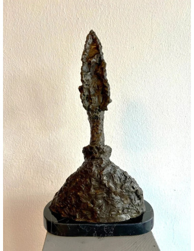 Modern bronzen beeld van een liggend...