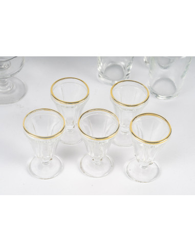 一套 14 个利口酒杯、微型高脚杯和各种玻璃杯，20 世纪。