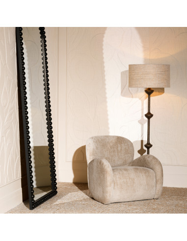 Sillón de tela y madera beige arena