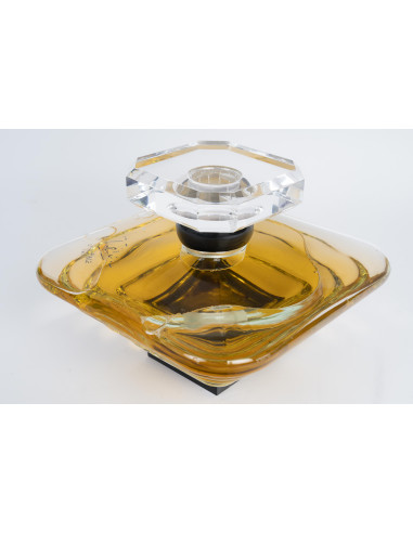 巨型香水瓶 Trésor de Lancôme，巴黎，展示瓶。
