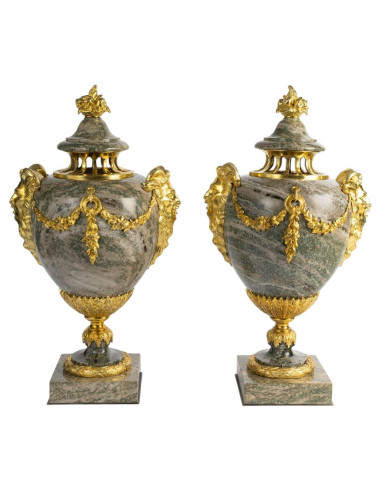 一对绿色花岗岩小炖锅，镀金青铜饰边，路易十六风格，19世纪，拿破仑三世时期。