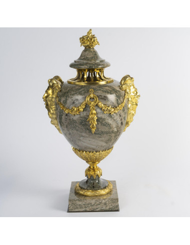 一对绿色花岗岩小炖锅，镀金青铜饰边，路易十六风格，19世纪，拿破仑三世时期。