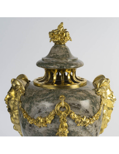 一对绿色花岗岩小炖锅，镀金青铜饰边，路易十六风格，19世纪，拿破仑三世时期。