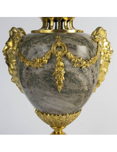 一对绿色花岗岩小炖锅，镀金青铜饰边，路易十六风格，19世纪，拿破仑三世时期。