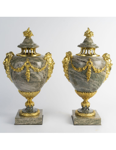一对绿色花岗岩小炖锅，镀金青铜饰边，路易十六风格，19世纪，拿破仑三世时期。