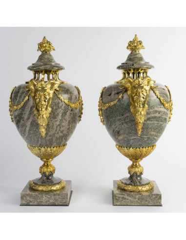 一对绿色花岗岩小炖锅，镀金青铜饰边，路易十六风格，19世纪，拿破仑三世时期。