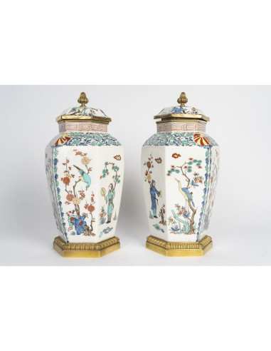 一对带盖的瓷器与镀金青铜花瓶，20世纪作品。