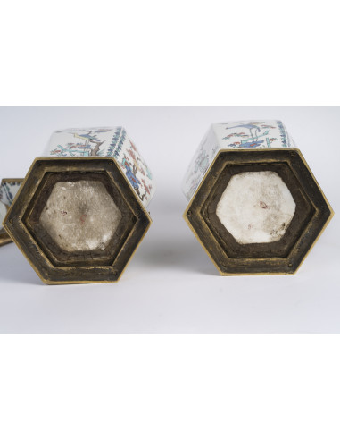 一对带盖的瓷器与镀金青铜花瓶，20世纪作品。