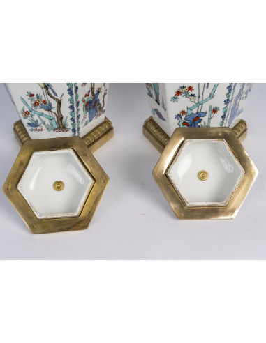 一对带盖的瓷器与镀金青铜花瓶，20世纪作品。