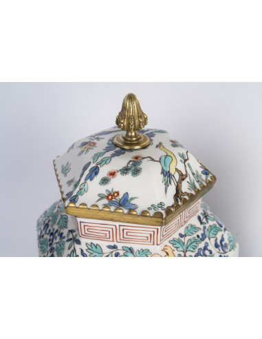 一对带盖的瓷器与镀金青铜花瓶，20世纪作品。