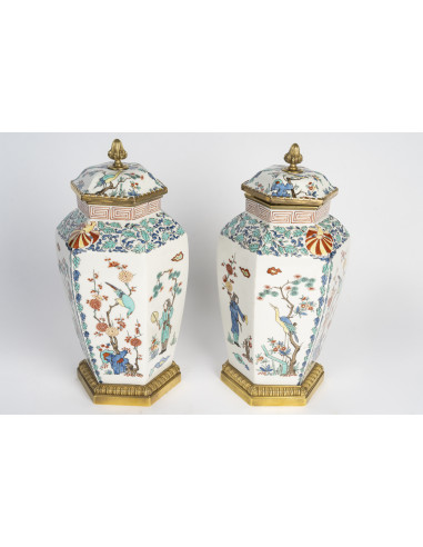 一对带盖的瓷器与镀金青铜花瓶，20世纪作品。