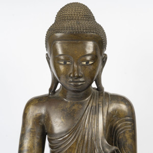 19世纪末缅甸出土的青铜坐佛像，表面带有古铜色包浆。 2