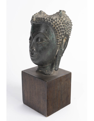一尊青铜古铜色佛头雕像，18世纪作品。