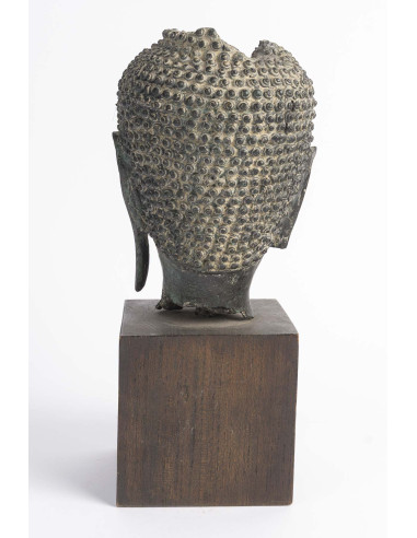 一尊青铜古铜色佛头雕像，18世纪作品。