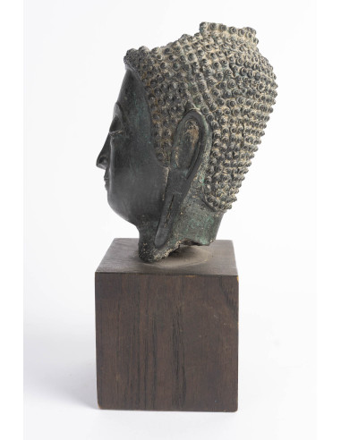 一尊青铜古铜色佛头雕像，18世纪作品。