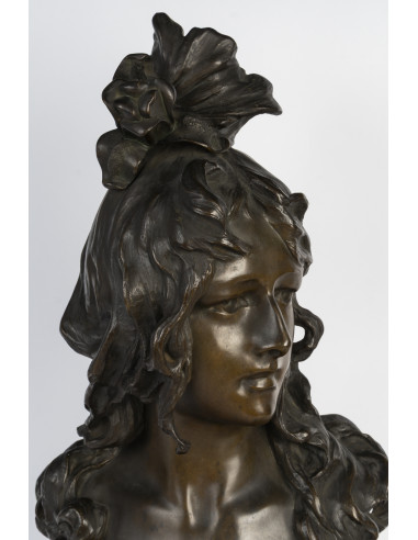 一件表现年轻女子半身像的古铜色青铜雕塑，新艺术风格，约1900年。