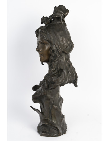 一件表现年轻女子半身像的古铜色青铜雕塑，新艺术风格，约1900年。
