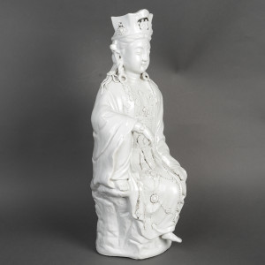 一尊观音像雕塑，釉面瓷质，亚洲艺术，20世纪初。 2