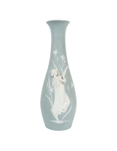 韦什伍德花瓶，饰有浮雕女子图案，约1900年，新艺术风格。