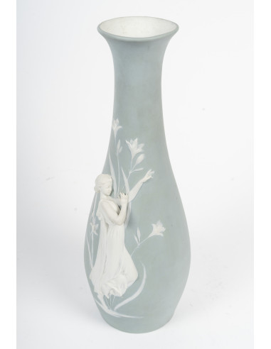 韦什伍德花瓶，饰有浮雕女子图案，约1900年，新艺术风格。