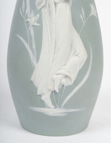 韦什伍德花瓶，饰有浮雕女子图案，约1900年，新艺术风格。