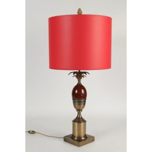 Lampada degli anni '60 in ottone e resina di colore rosso nel gusto di charles 2